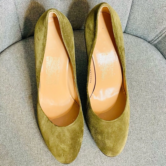 Salvatore Ferragamo Olive Green Suede Curved Stacked Wedge Heels - Ultra Rare! - Picture 4 of 9